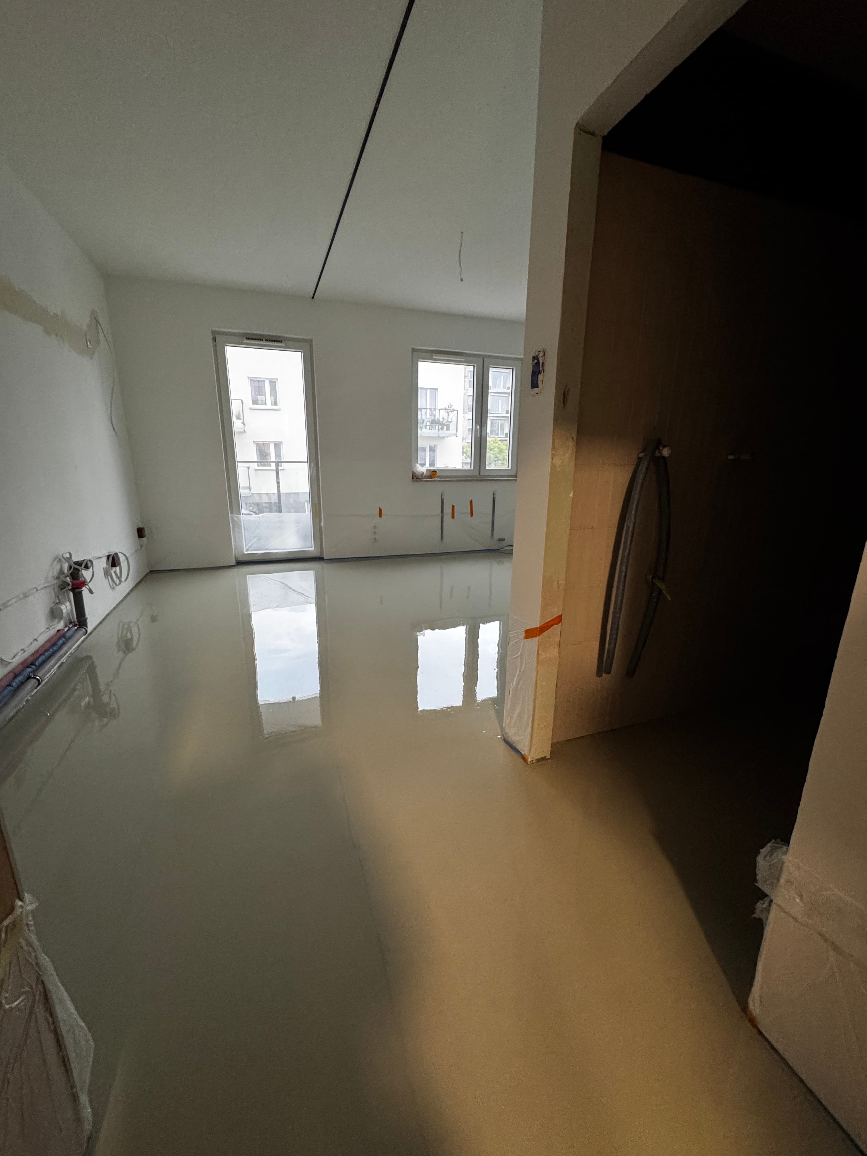 Posadzka żywiczna poliuretanowa w mieszkaniu - Katowice Wiśniowa - zdjęcie 1