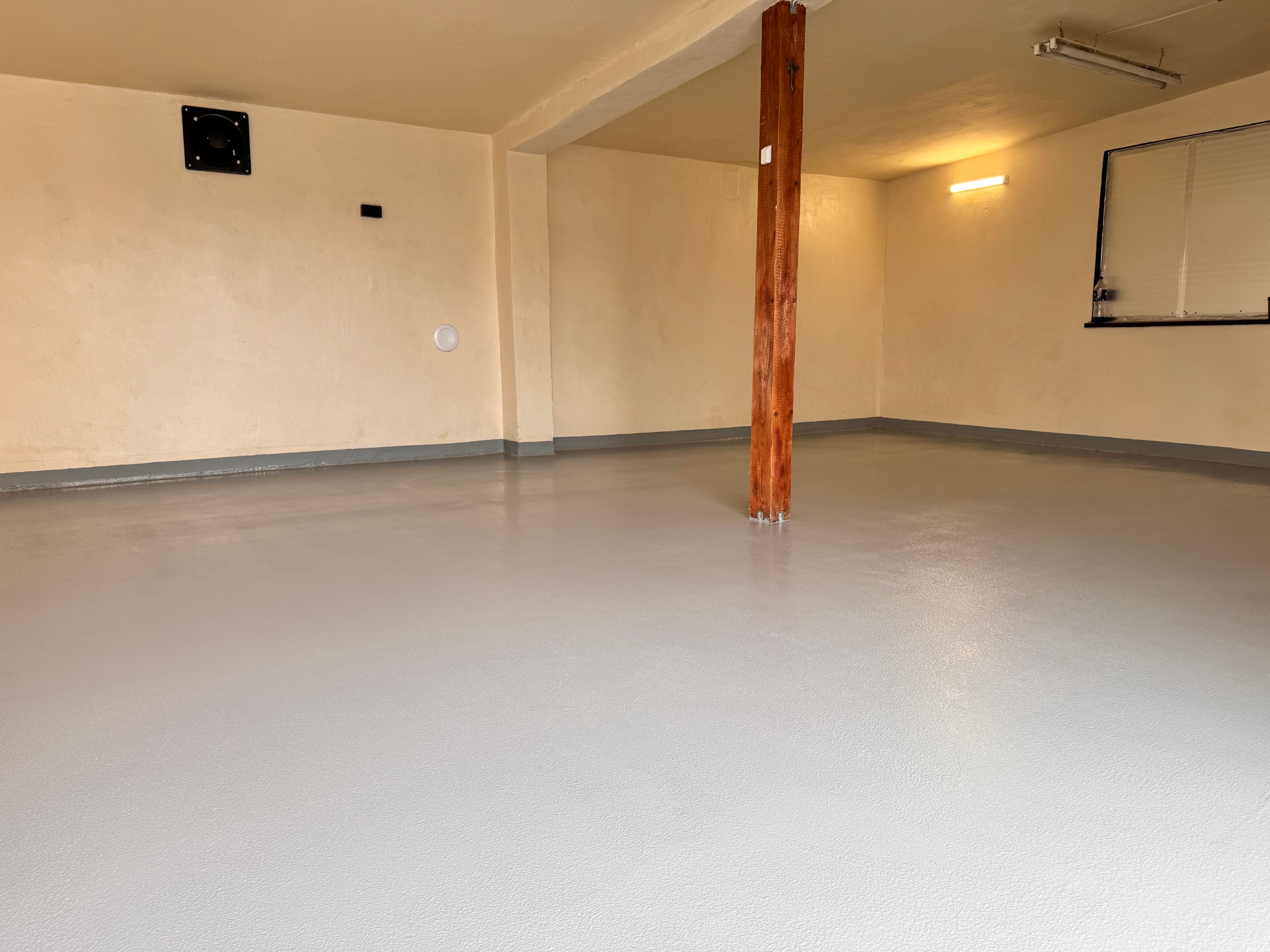 Posadzka żywiczna w garażu - Tarnow - zdjęcie 1